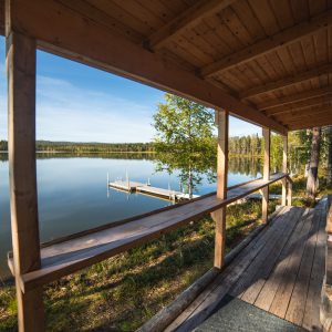 The Rustic lumberjack sauna offers an open view to Lake Luosujärvi. On its veranda  you can have a refreshing break during sauna bathing. | Photo Heikki Sulander